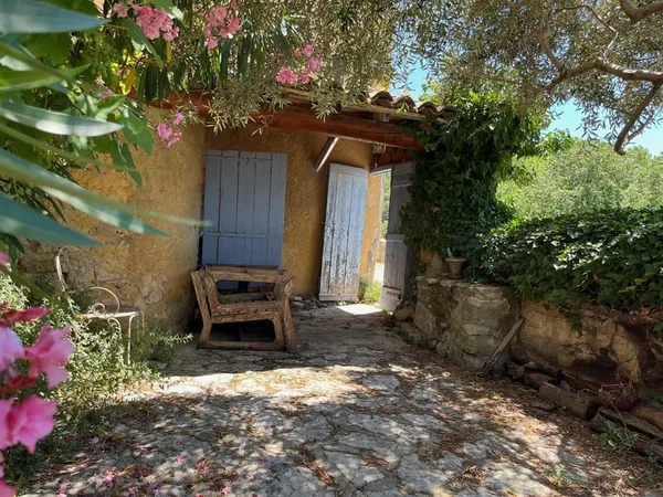 Grande maison de village avec vue dominante.