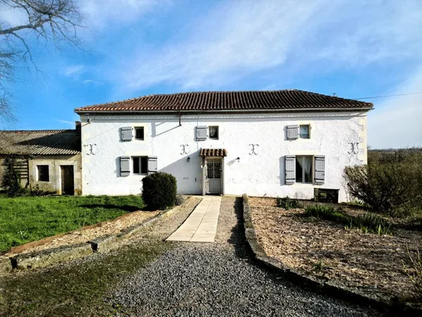 Maison de campagne individuelle avec terrain, écuries et piscine chauffée***