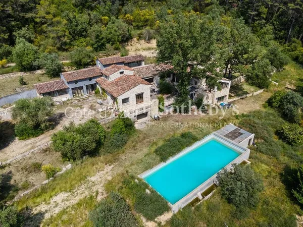 Maison en pierre avec vue panoramique à Tourrettes, proche du go
