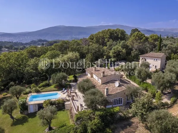 Valbonne : Belle Villa en Pierre avec Vue, à Proximité du Village