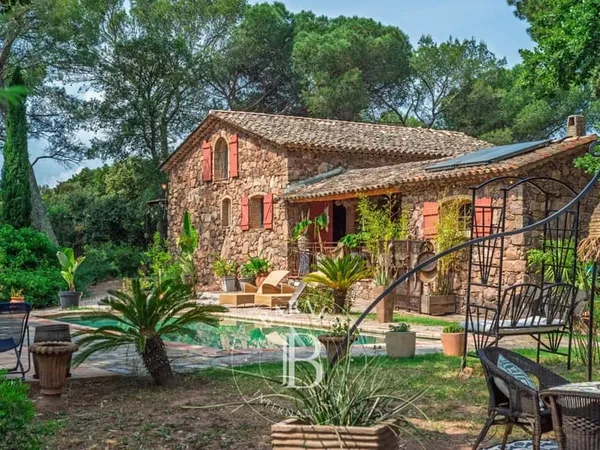 Roquebrune-Sur-Argens — Propriété de caractère — 200 m² — Terrain 1 ha — Piscine — Dépendances