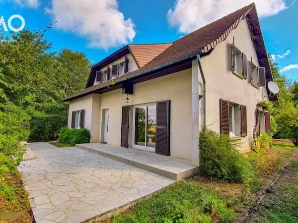 Maison sur sous-sol avec double garage de 166 M² habitable sur une parcelle de terrain de 2590 M²