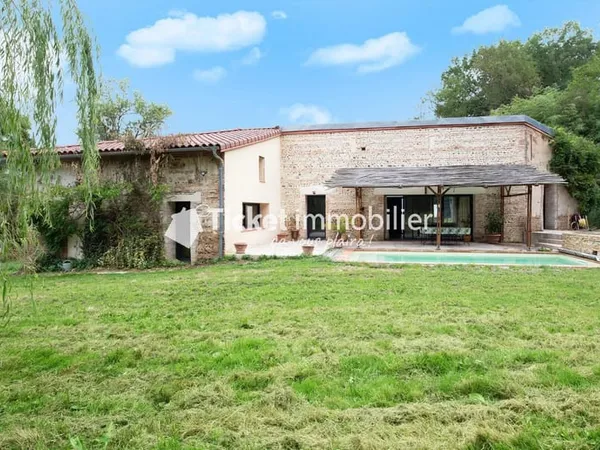 Ancienne métairie de 135m2 rénovée avec piscine, volumes et cachet sur une parcelle 1H boisée