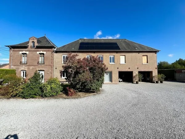 Propriété 8 chambres avec garages et jardin secteur prisé