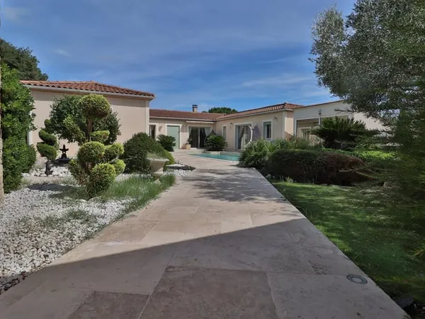 VILLA CONTEMPORAINE DE 275 M2 FACE AU GOLF DANS LE QUARTIER VACQUEROLLES
