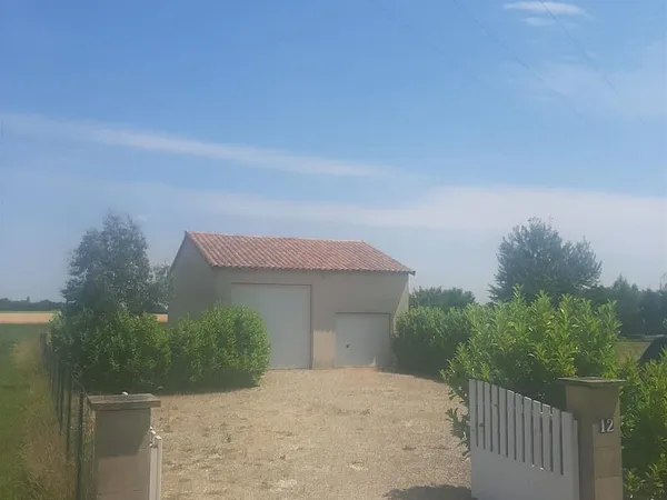 Spacieux garage double sur un vaste terrain à Saint Gaudent