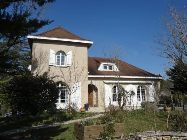 Au milieu d'un beau parc très arboré de 5000 m² ,à proximité de Cahors, belle et vaste maison famili