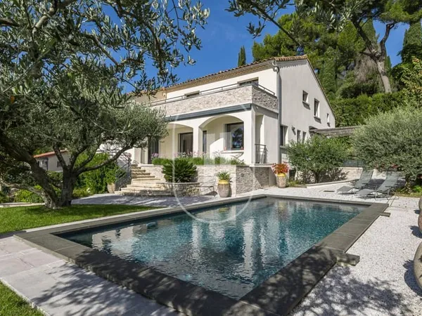 Superbe villa rénovée avec vue à vendre à Villeneuve les Avignon