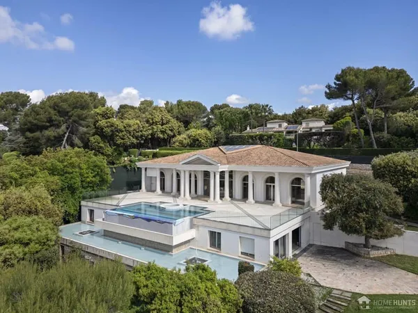Villa d'exception à Biot avec vue panoramique sur la mer