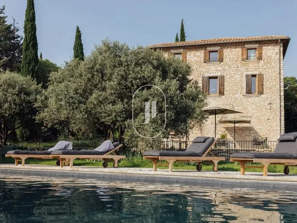 Bastide authentique rénovée avec piscine à vendre proche de Saint-Didier