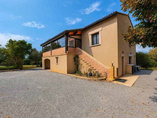 À vendre - Maison familiale avec dépendances et grand terrain arboré à Gourdon 
