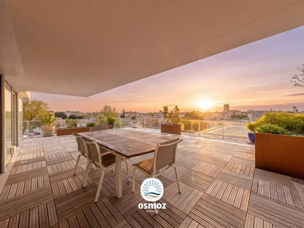Appartement contemporain, avec jardin suspendu sur les toits rochelais