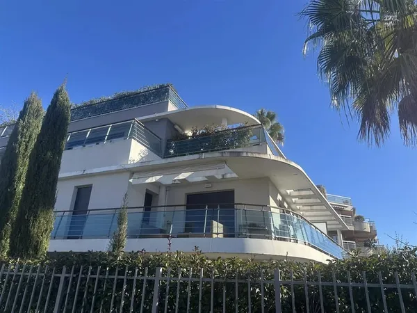 Antibes / Juan-les-Pins — 47,5 m² de lumière et d'harmonie, terrasse et jardin privé, à deux 