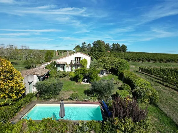 Maison en pierre de quatre chambres avec piscine et vue 