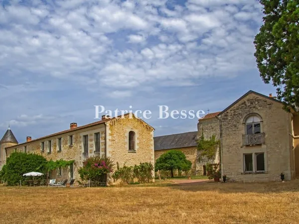 Dans le nord de la Vienne, dans un parc de plus de 4 ha, un logis du 13e s. Entièrement rénové et 