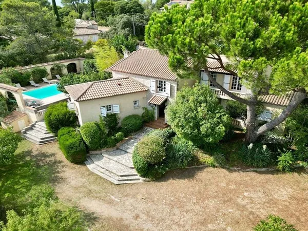 Charmante bastide dominante avec vue dégagée et piscine 220 m² 