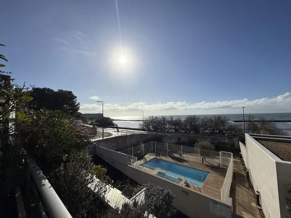 Rare à la Corniche, appartement face à la mer