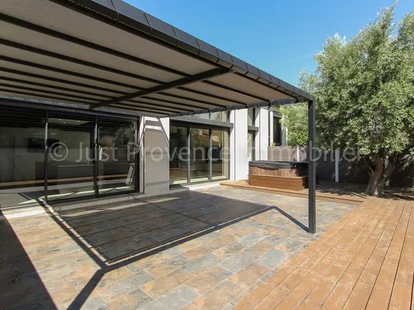 Loft Carpentras 5 pièces 200 m2 avec garage double sur 333 m² de terrain. 