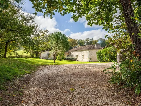 Maison de campagne avec grange et annexe 