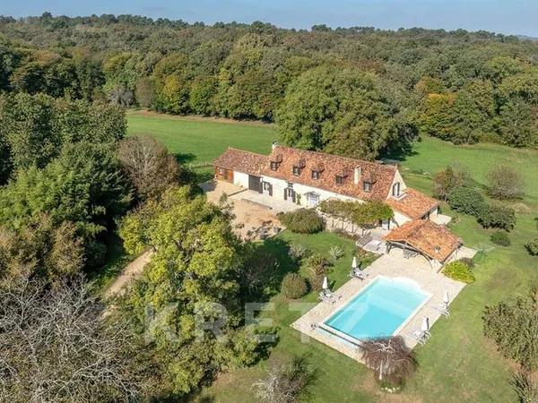 Propriété de 420 m² sur 47ha avec étang, piscine et chalets de l 