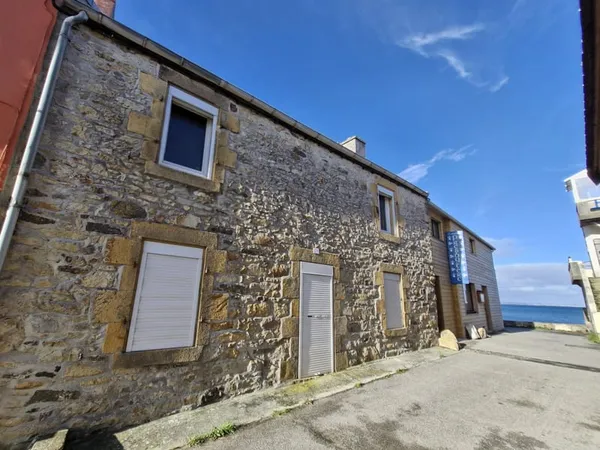 Maison de caractère à rénover, les pieds dans l'eau