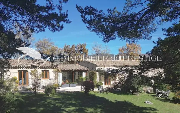 Une bastide en pierres en pleine nature 