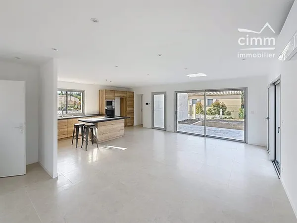 Villa neuve de type 4 avec garage et piscine