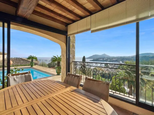 Villa vue mer sur les hauteurs de Saint-Raphaël 