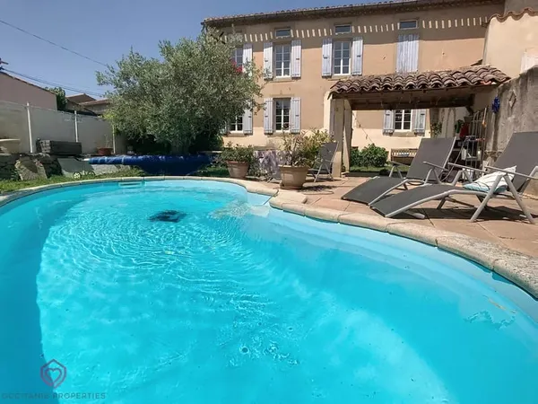 Maison de village avec piscine et garage 