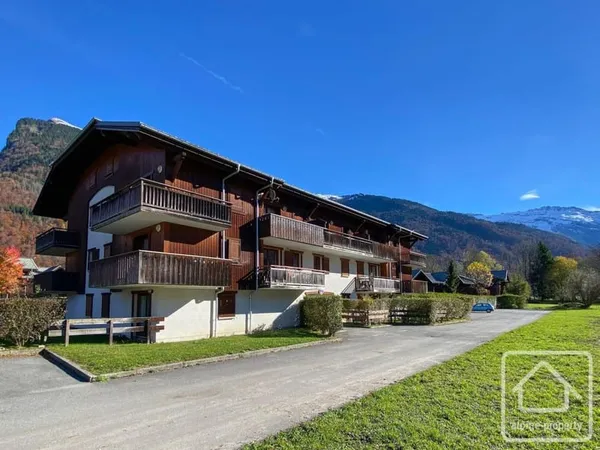 Duplex exposé plein sud, comprenant une chambre et un coin montagne, situé à Samoëns. 