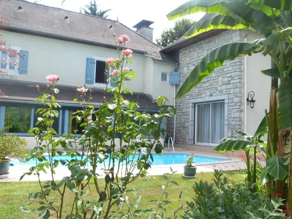 Proximite Oloron - Magnifique Maison En Pierres Entierement Renovee Avec Beau Parc Arbore Et Piscine