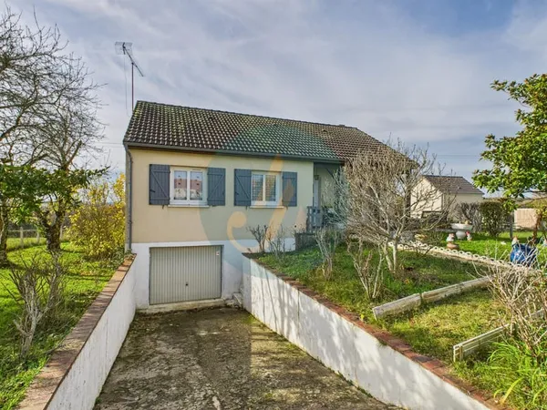 Pavillon sur sous-sol avec 3 chambres avec grand terrain clos à Treigny - Parfait pour une famille 