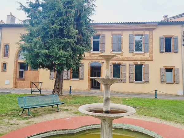 Magnifique bâtisse ancienne rénovée de 656m2 cours intérieur 