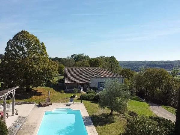 Maison en pierre renovée avec maison d'ami, piscine, grand terrain, pas de voisins proches et des 