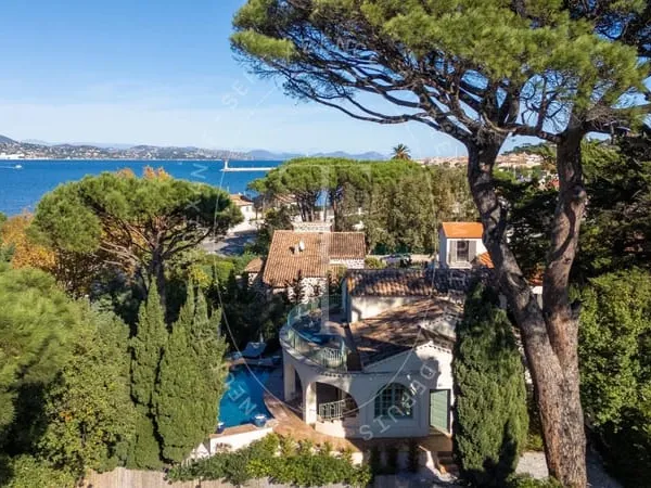 À vendre - Propriété rare à quelques minutes à pied du centre de Saint-Tropez et des plages 