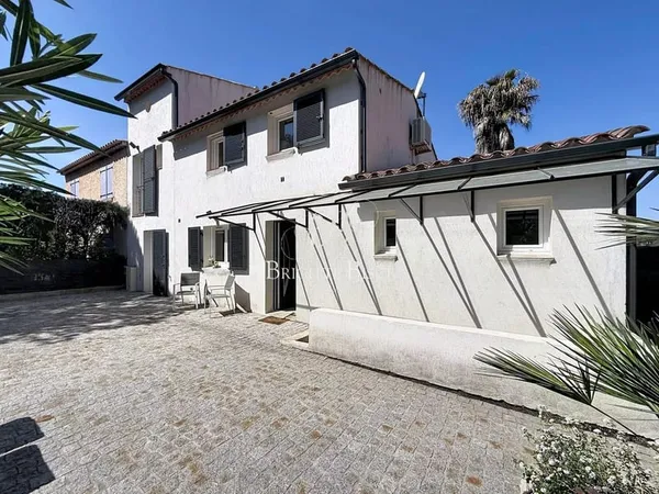 Charmante villa rénovée avec piscine en plein coeur du centre ville de Sainte-Maxime 