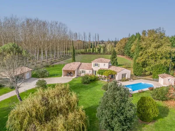Propriété de campagne avec piscine, garage et abri de voiture 