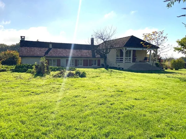 9 mn de Toucy, sur 3 Ha 4, Maison de 240 m2, séjour 76 m2, 4 chambres, prés, carrière, bois, 