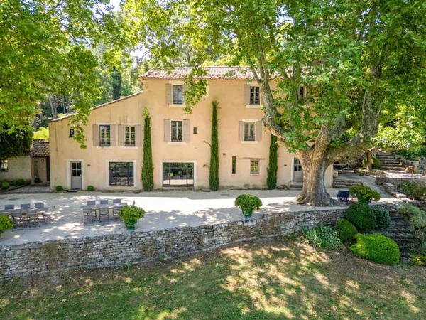 Bastide à vendre à Apt avec 7 chambres, un parc arboré et une vue panoramique