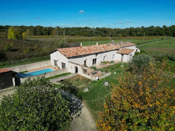 Maison et gîte de charme dans un cadre paisible avec vue 