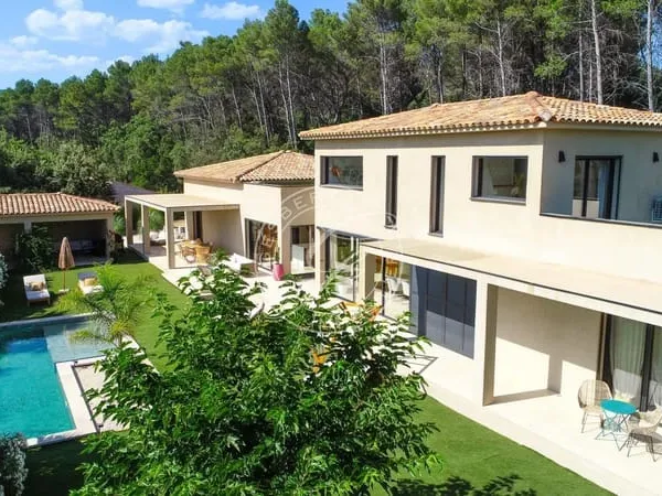 A Vendre Flayosc - Superbe Villa Contemporaine avec Piscine à débordement 
