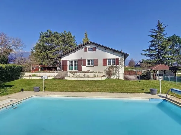 Maison Individuelle T7 de 240m2 avec piscine, terrasse, garage d 