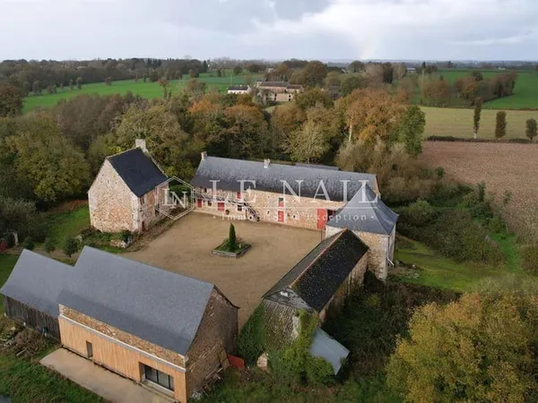 Intéressant ensemble architectural (fin XVe, XVIe et XIXe) à ven 