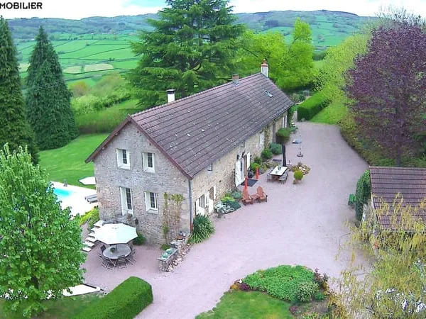 Maison de caractère en pierre avec forêt privée et vue splendide 