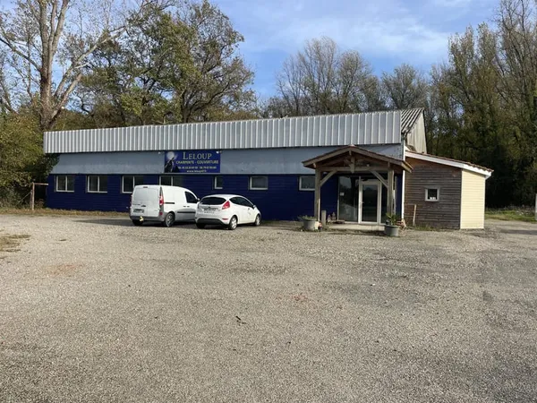 Batiment Industriel Et Commercial sur un terrain clôturé de 8385m2 