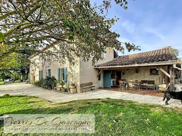 Proche Condom - Maison de campagne secteur Castera-Verduzan sur 10.095m² de terrain. 