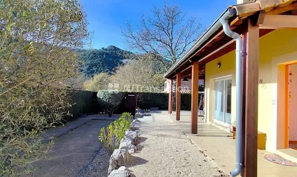 Villa avec piscine, 5 chambres, panneaux photovoltaïques 