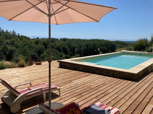 Propriété de campagne avec 5 gites, piscine et vue sur les Pyrénées 