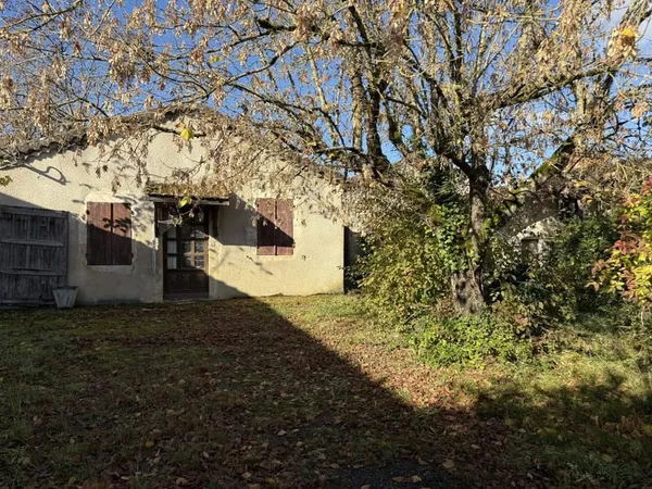 Maison d'habitation avec dépendances attenantes à rénover sur 10ha82a71ca à Montréal du Gers 