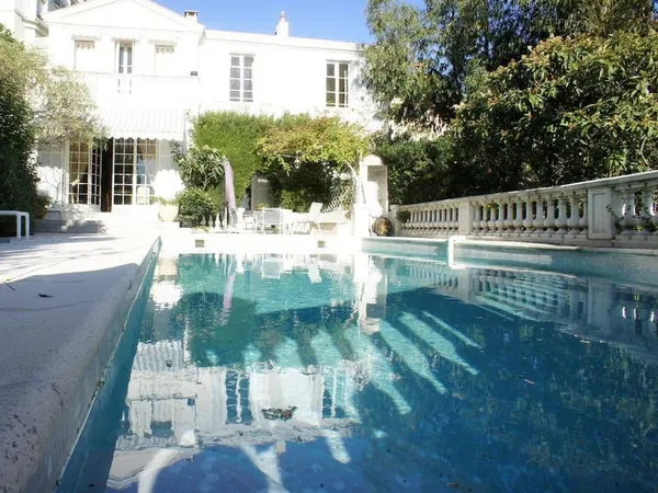 Villa Belle Epoque dans la ville - piscine et vue mer 
